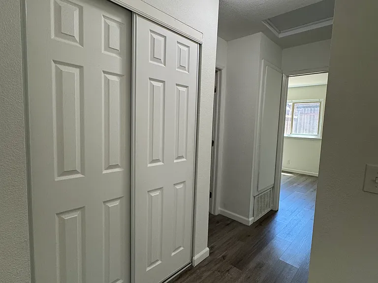 7604 Loucreta Dr — Photo 8