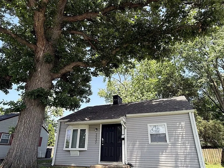 2237 Saint Paul St — Photo 2