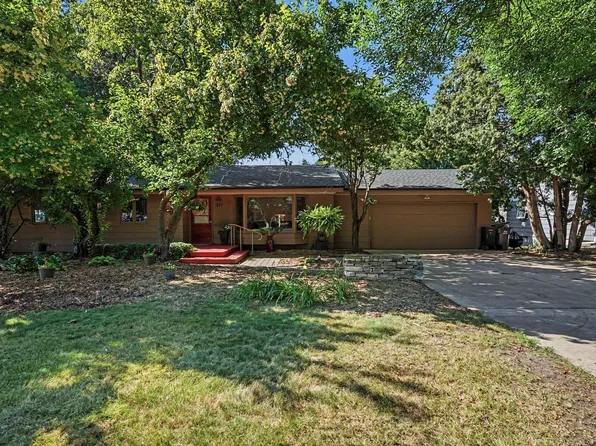 277 Highland Dr, Chaska, MN 55318