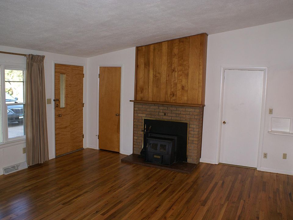 Living room. Non-operating fireplace