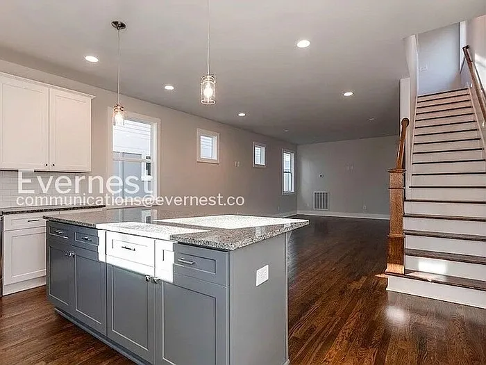 336 Queen Ave — Photo 5