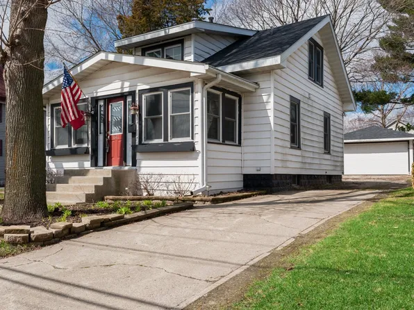 1611 N Riverside Dr, McHenry, IL 60050