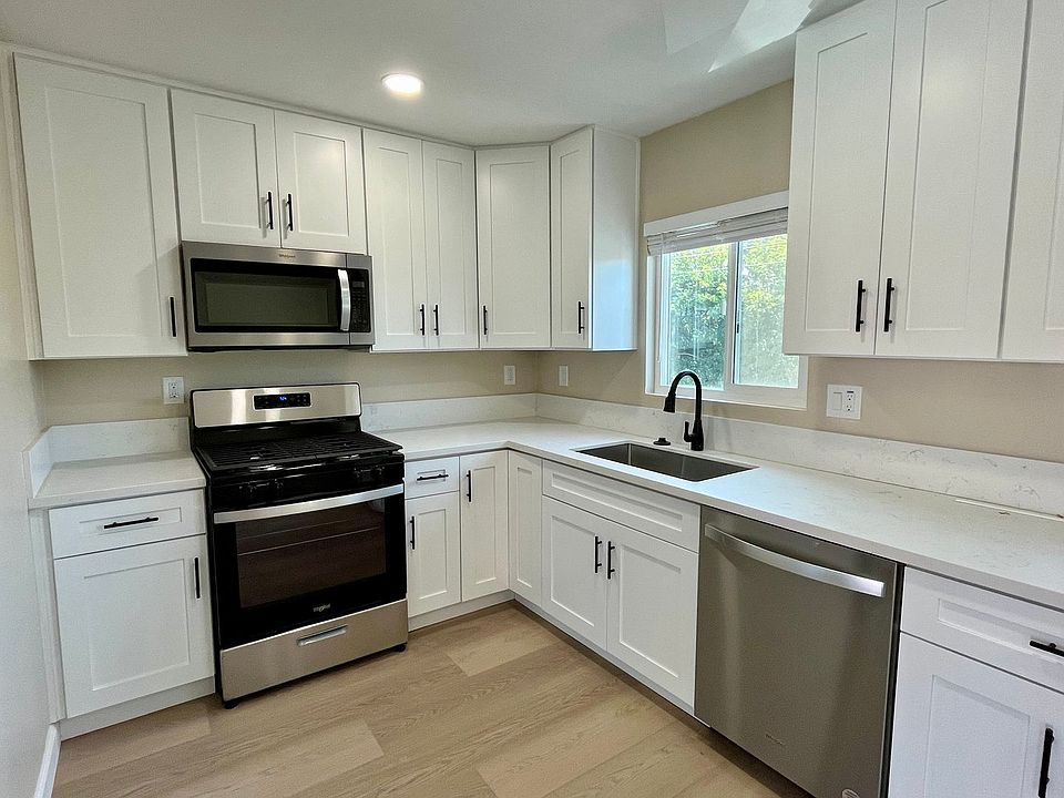 1st image of 321 Waverly Pl #18