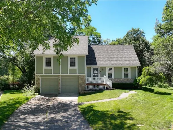 182 NE Rosewood Ct, Lees Summit, MO 64064