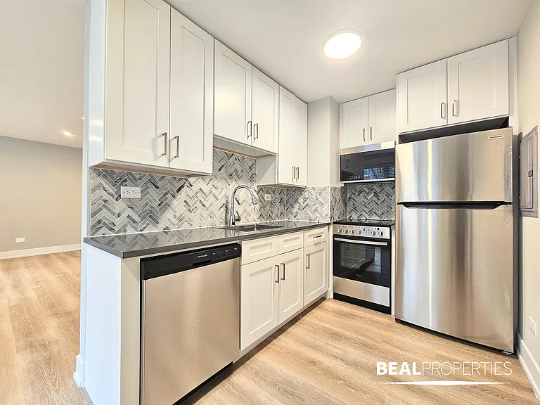 452 W Oakdale — Photo 20
