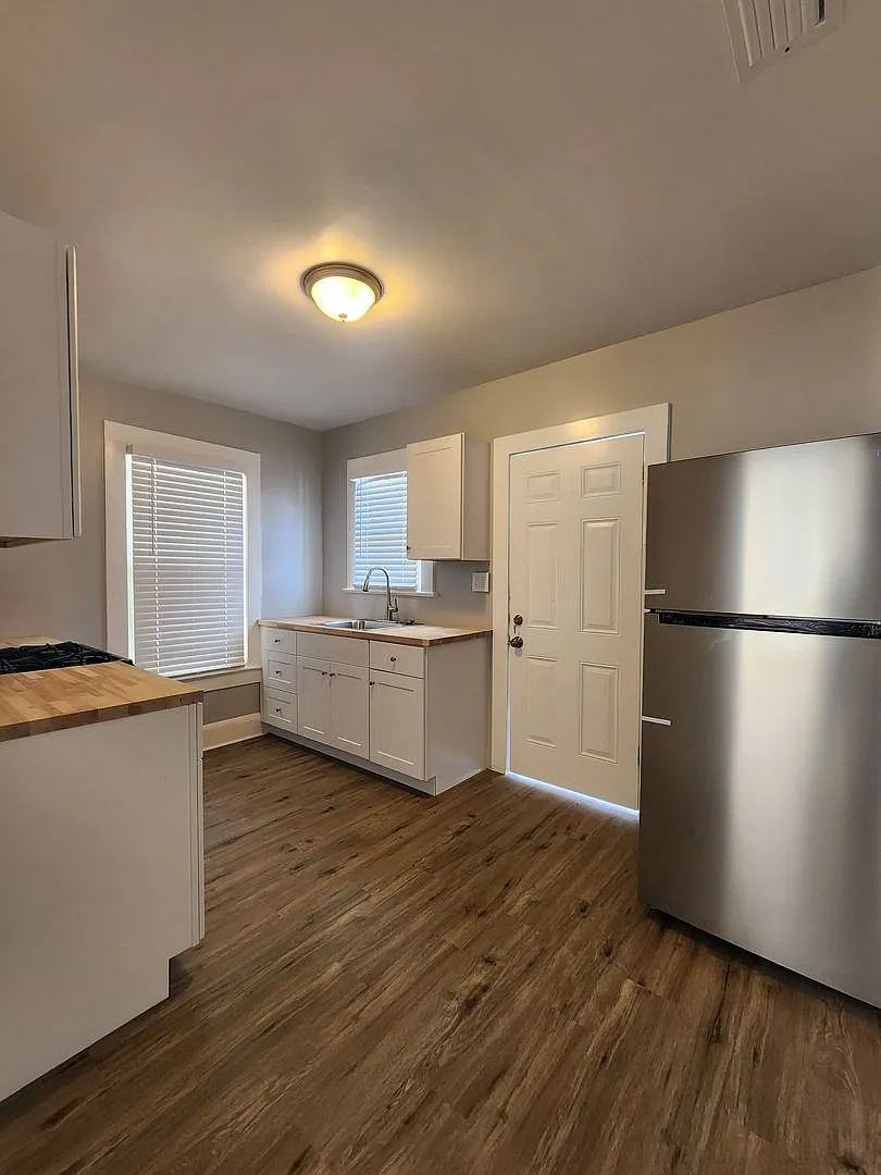 2 Bedroom 1 Bath Apartment Home — Photo 3