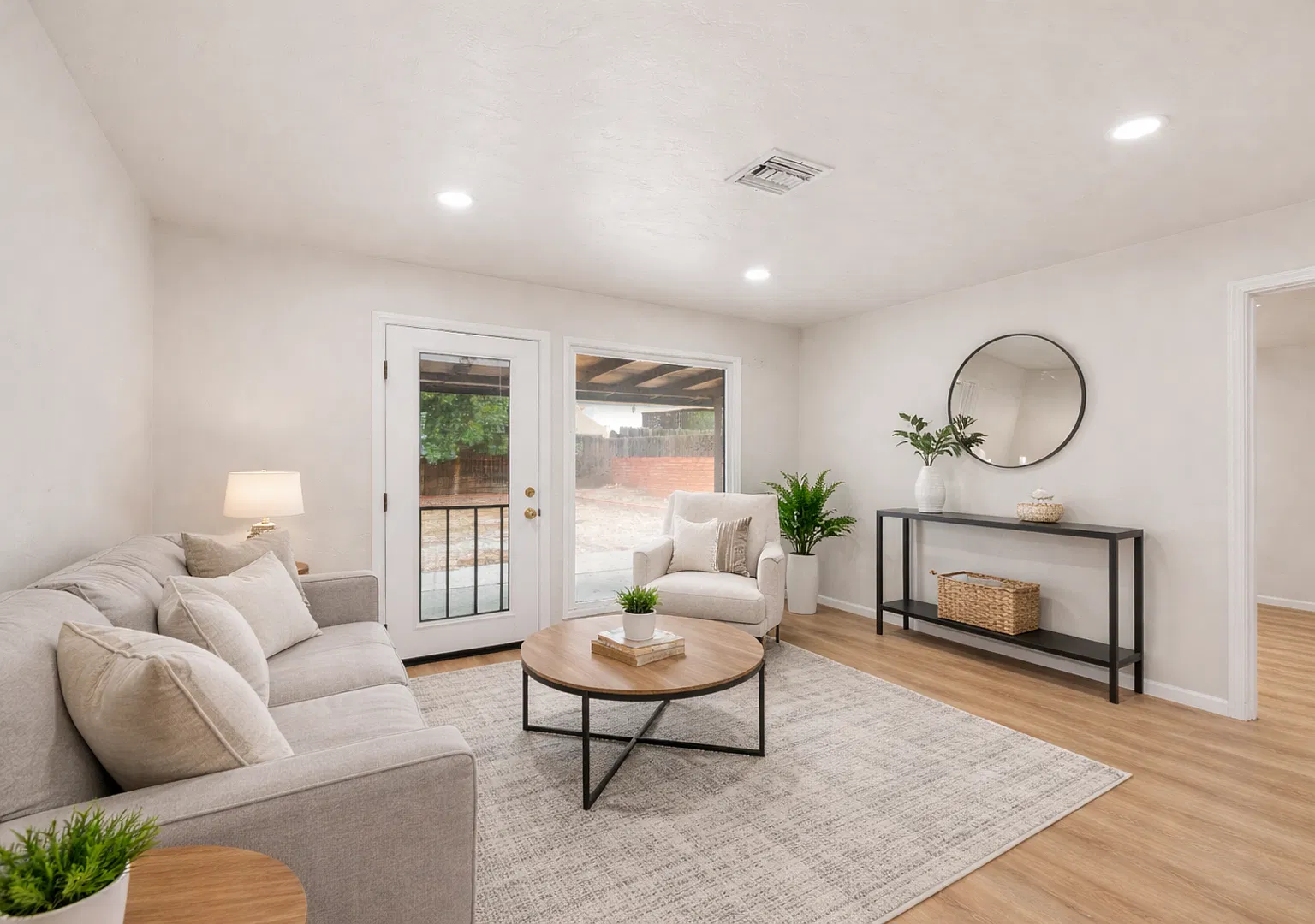 Nice 5 bedroom house on Ewing! — Photo 1