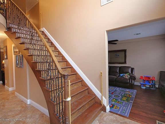 5th image of 115 Bayview Ave