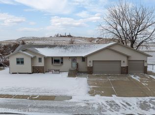 913 Heart Dr, Dickinson, ND 58601