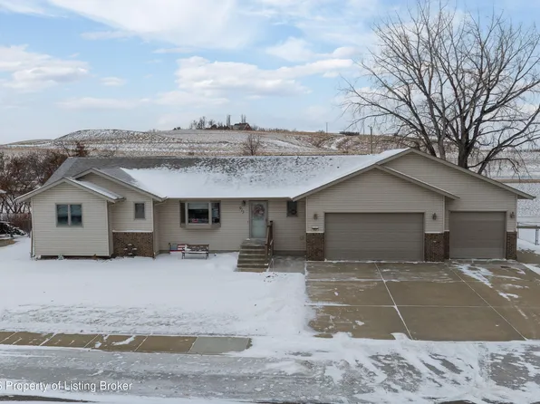 913 Heart Dr, Dickinson, ND 58601
