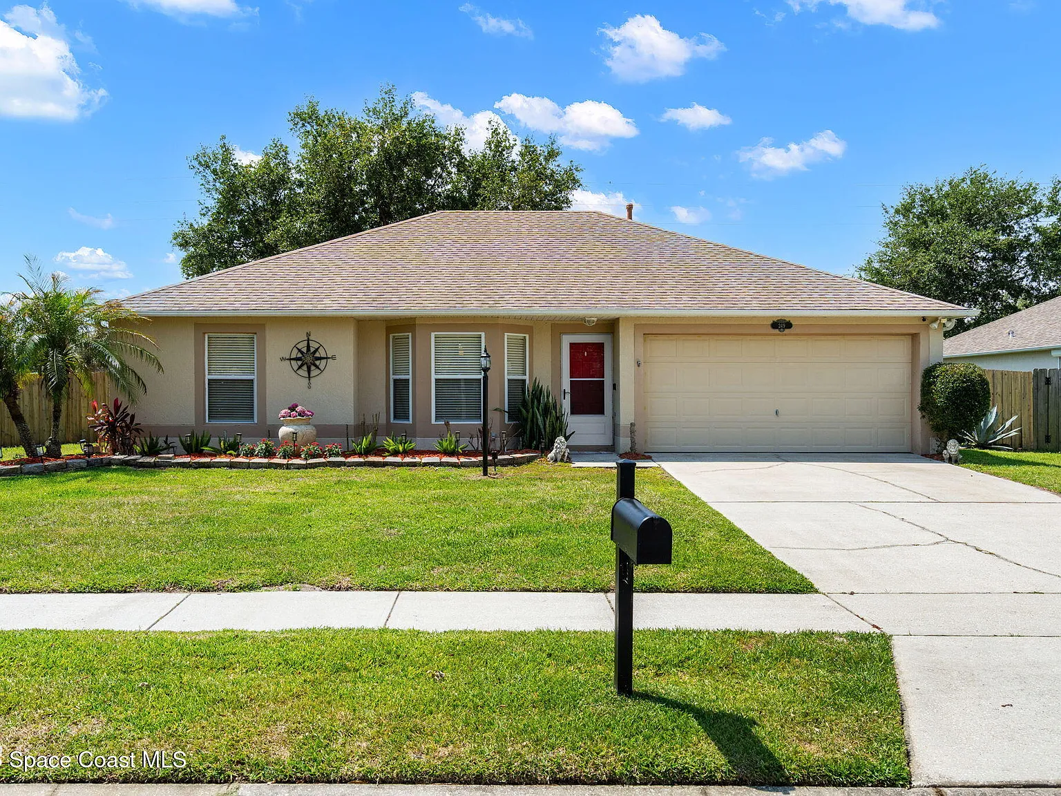 3 bed, 2.0 bath, 1349 sqft, $2,500 — Photo 1