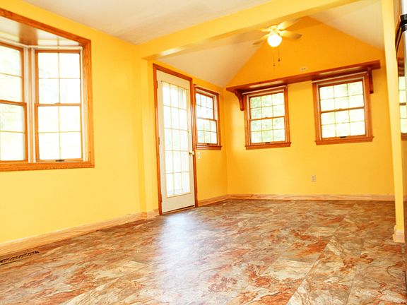 5th image of 14 Lynn Cir