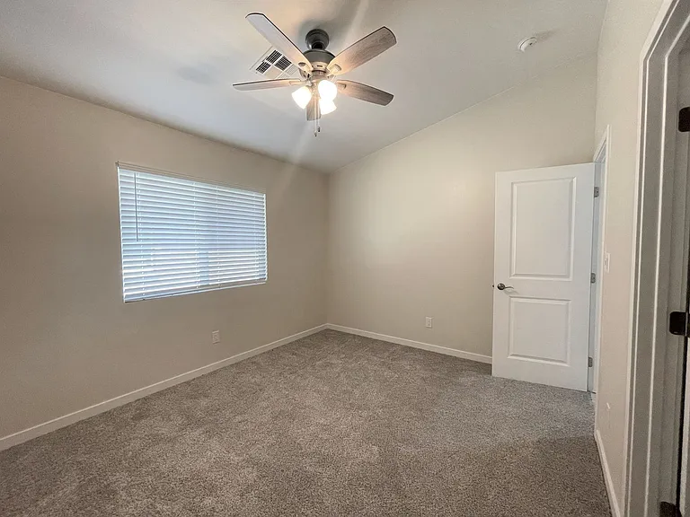 9933 N Loop Blvd — Photo 13