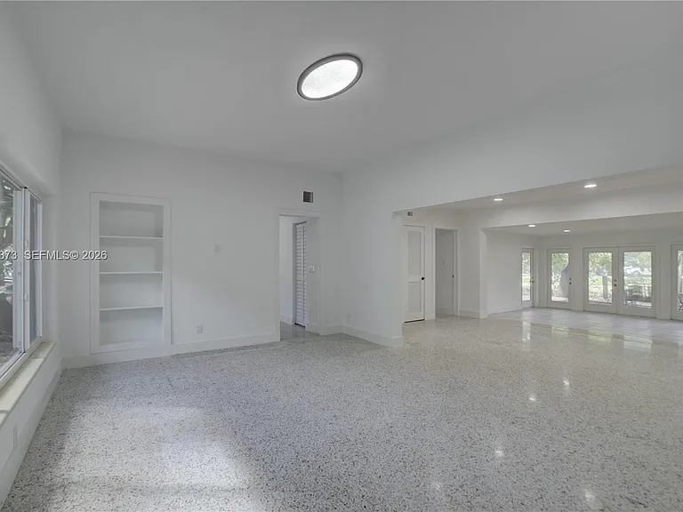 616 SW 11th Ct — Photo 5