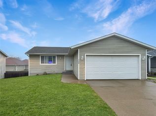 120 S 22nd St, Marion, IA 52302