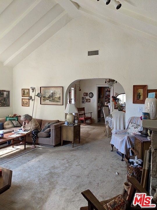 2nd image of 6414 San Vicente Blvd