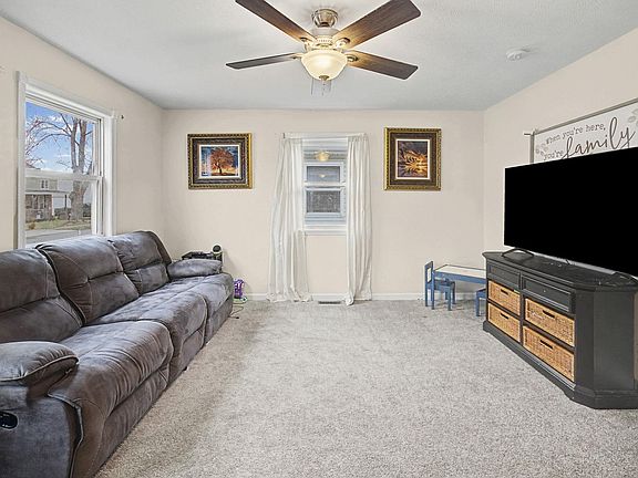 3rd image of 907 Rowe St