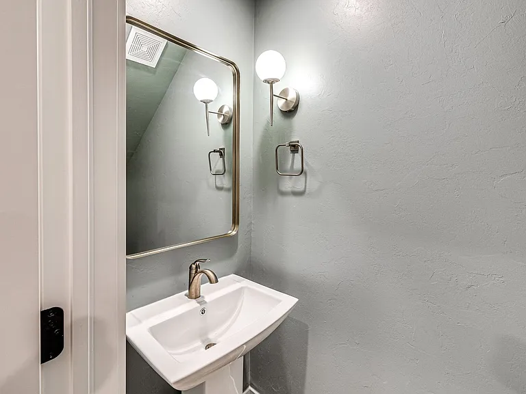 612 W 2nd St #100 — Photo 22