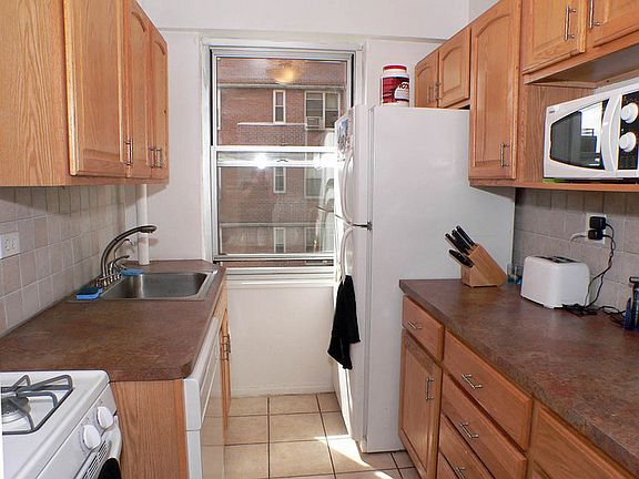 2nd image of 575 Grand St APT E604