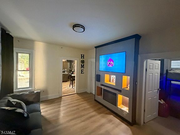 3rd image of 78 16Th Ave