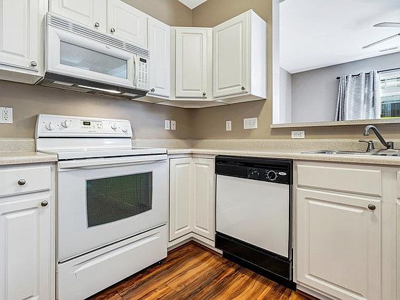 3rd image of 4904 Heritage Heights Cir