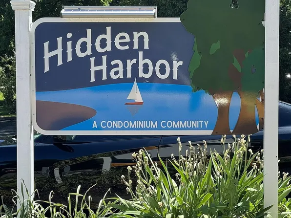 4916 Lake Point Dr #18, Waterford, MI 48329