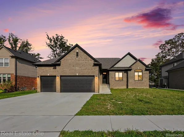 50402 Oakbrooke Dr E, New Baltimore, MI 48047