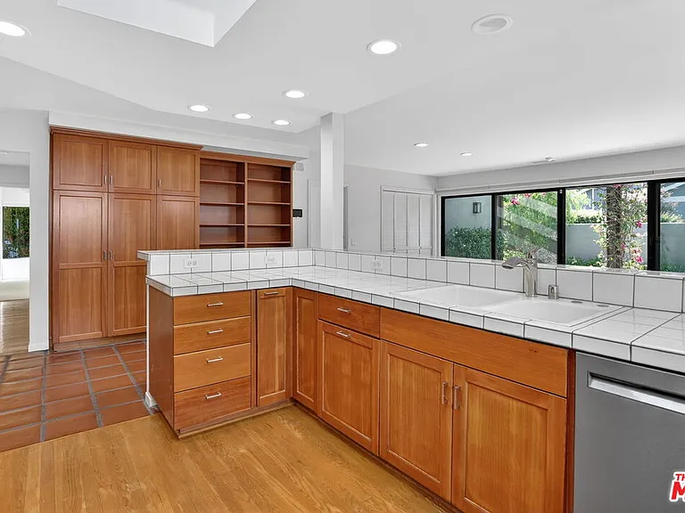 1331 Avenida De Cortez — Photo 15