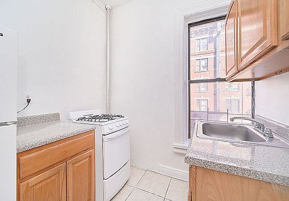 4th image of 502 W 139th St #30