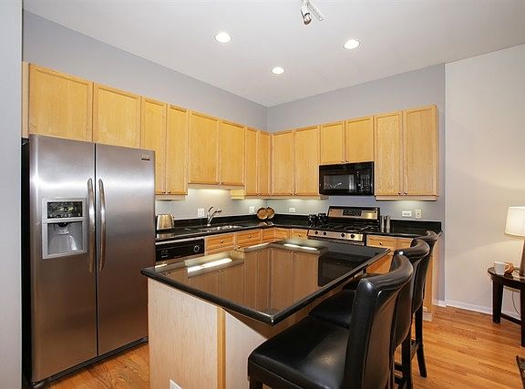 3rd image of 2746 N Wolcott Ave APT 2S