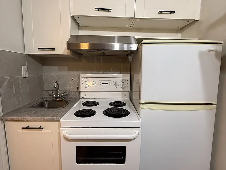 8 Avion Ave #5 — Photo 10