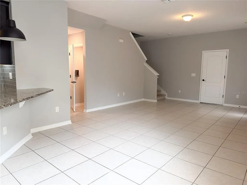 3 bed, 2.5 bath, 1727 sqft, $2,395 — Photo 3