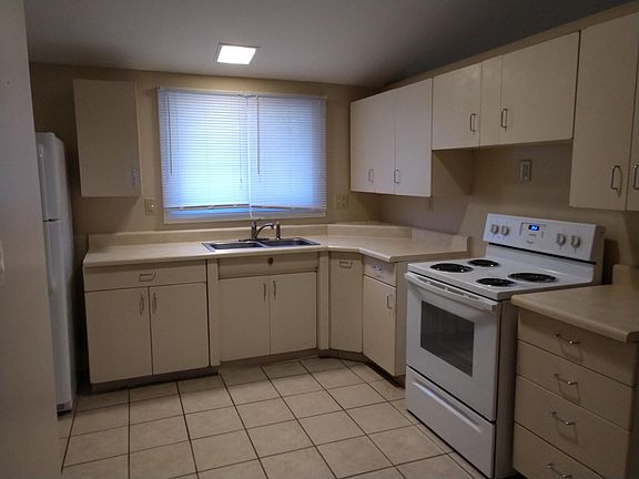 3rd image of 1203 Crescent Dr