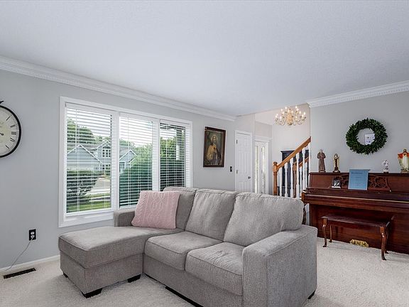 4th image of 13921 Hawthorn Dr