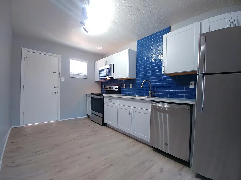 Contemporary, Loaded 2 Bed 2 Bath Apartment on Conchas Park — Photo 9