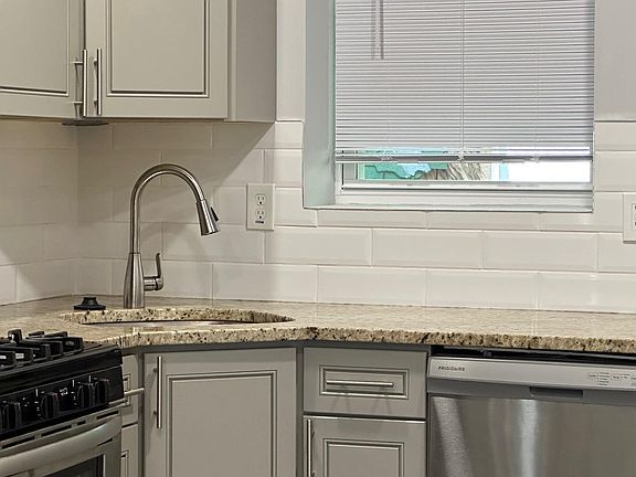5th image of 2715 W Oakdale St