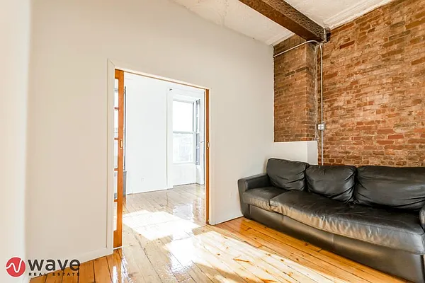 Rented by Wave Real Estate Group | media 17