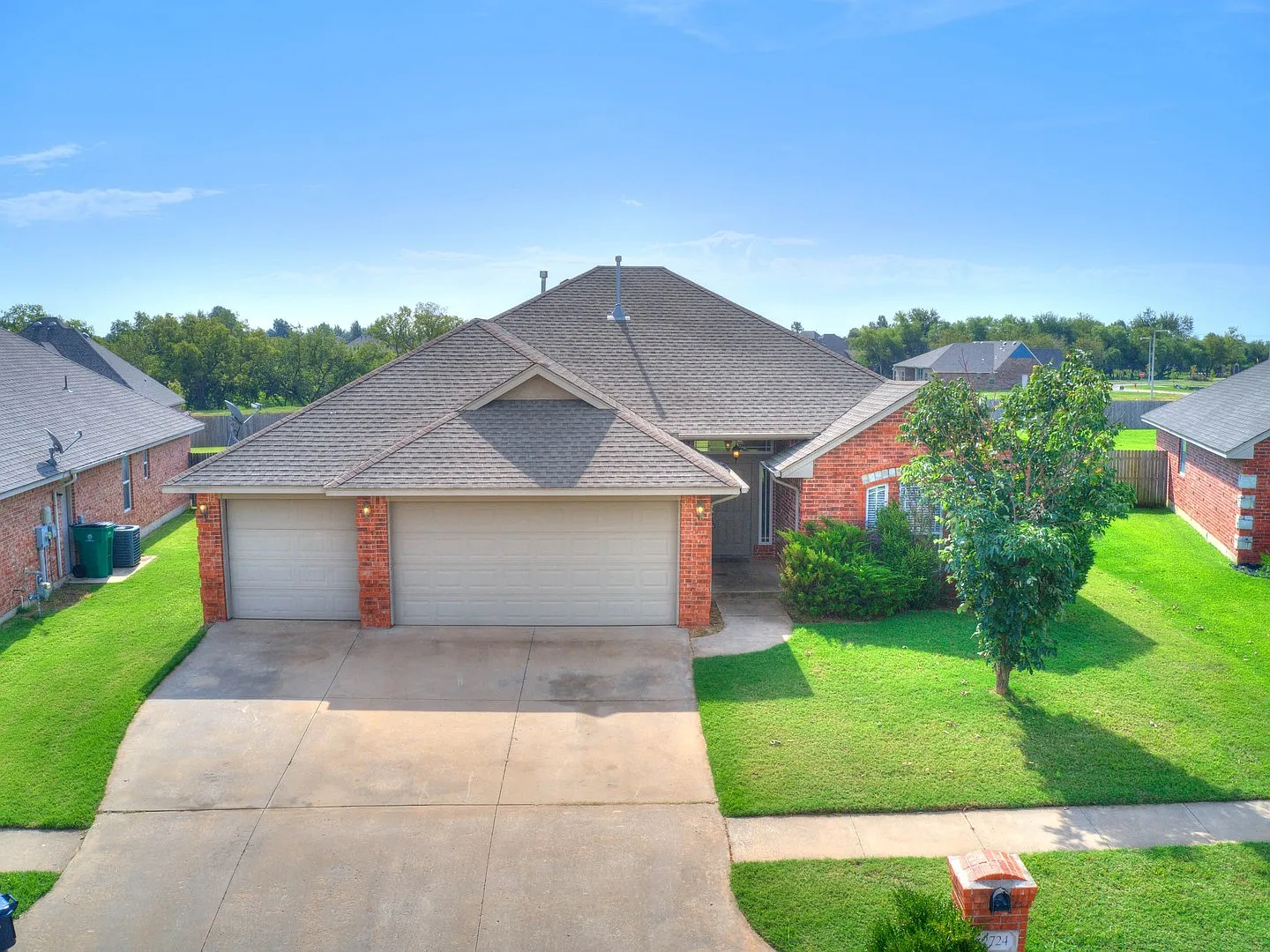 4 bedroom, 2 bath home in Castlebrook Crossing - Mustang Schools — Photo 2