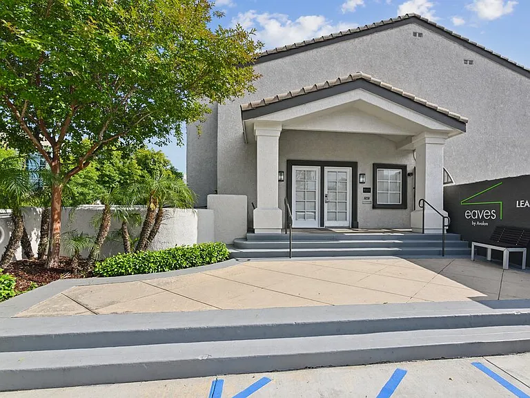Leasing entrance