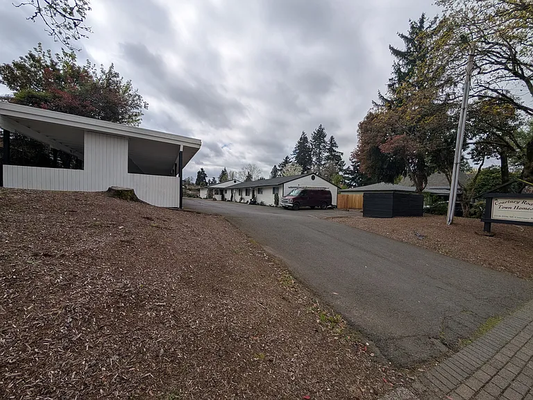 SE Courtney Ave — Photo 22