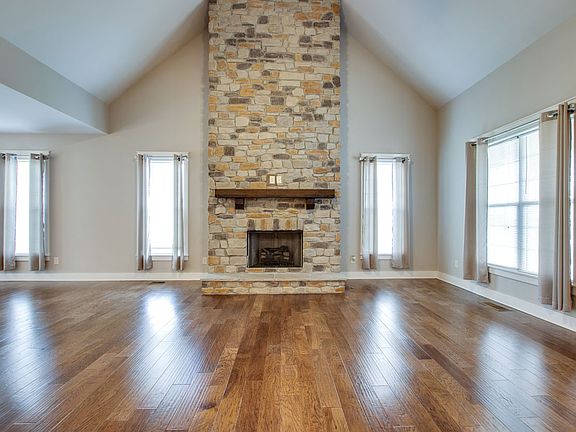 5th image of 210 Hutch Ct