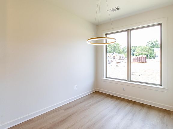 5th image of 110 Fitzgerald Dr