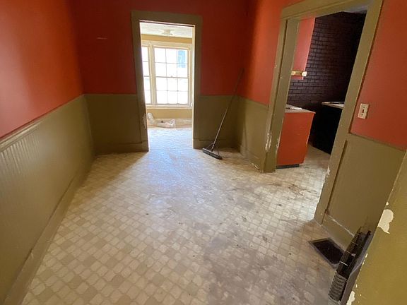 4th image of 308 Grandview St