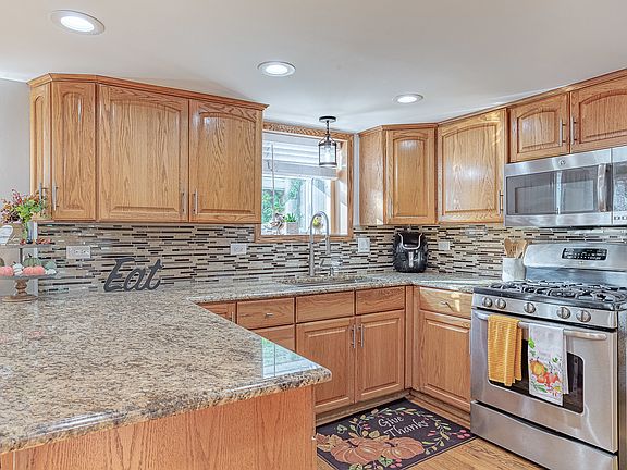 4th image of 270 Windsor Dr