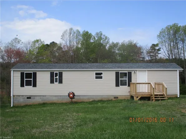 1090 Knobview Ln, Pilot Mountain, NC 27041