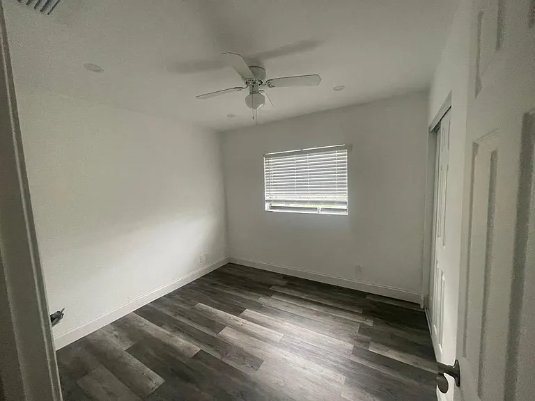 1060 SW 5th Ter — Photo 12