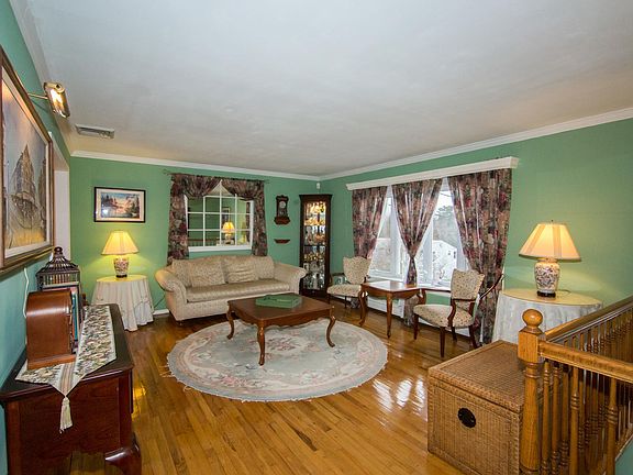 3rd image of 7 Stacey Ln