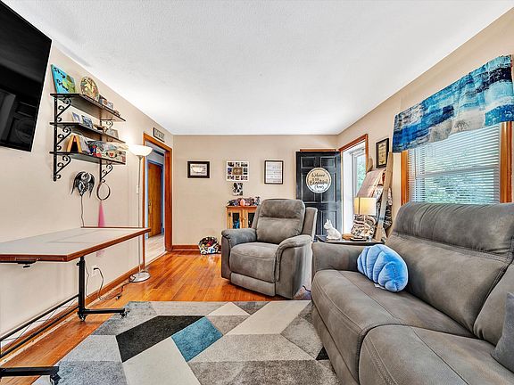 3rd image of 136 Mayberry Cir