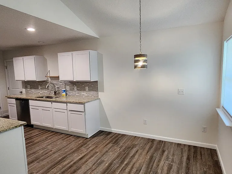 1303 Hickory St — Photo 2