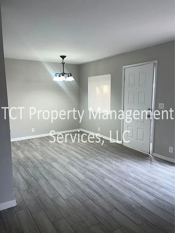 2 bed, 1.5 bath, 882 sqft, $1,295 — Photo 2